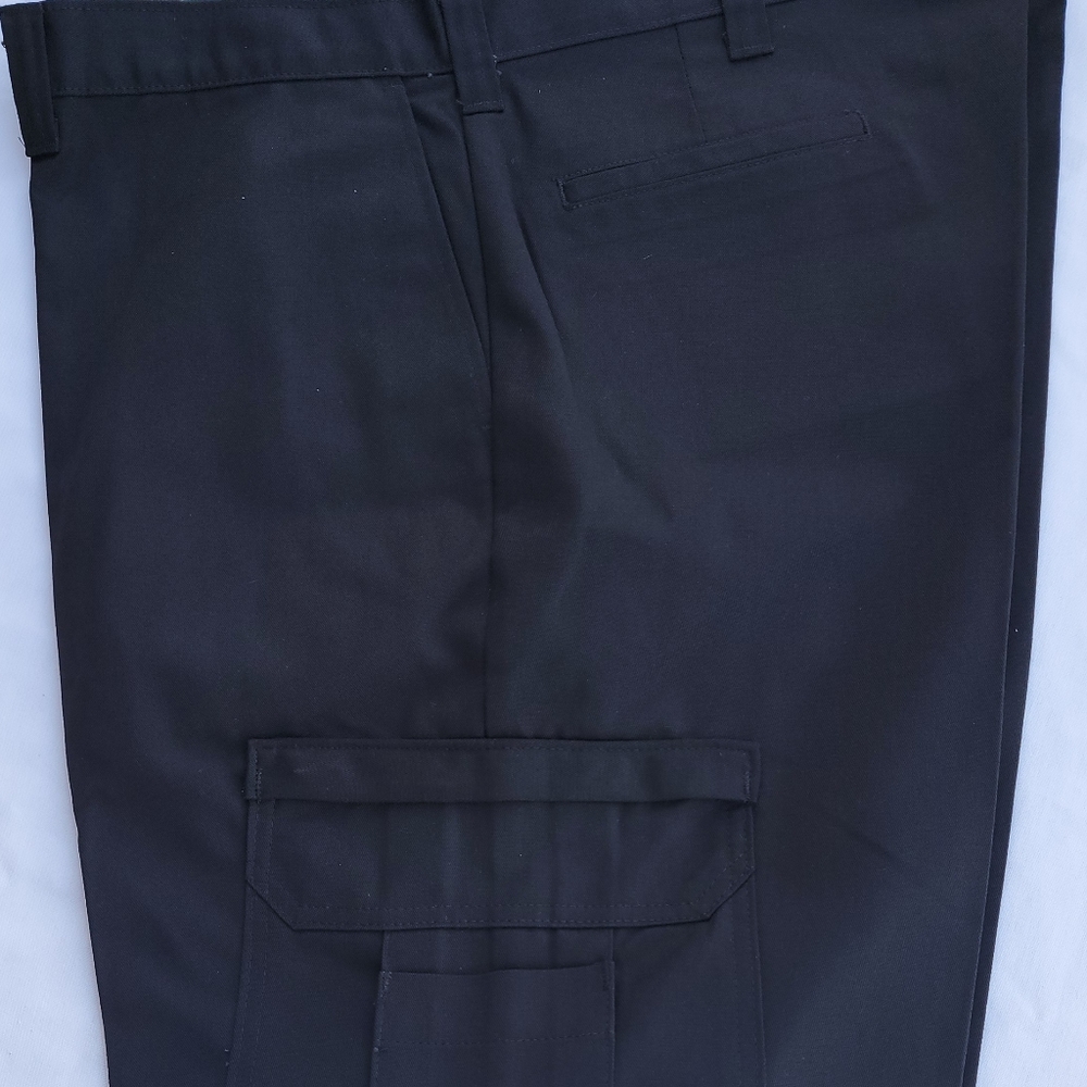 Dickies Men's Cargo Work Pants. BLACK. Flat front, 6 pockets, zip closure.